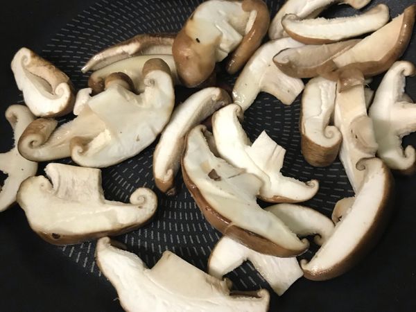 熱鍋加入油，香菇煸香❤️