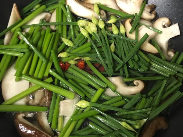 放入韭菜花，辣椒翻炒，加入少許水蓋鍋蓋悶軟，鮮味炒手調味❤️