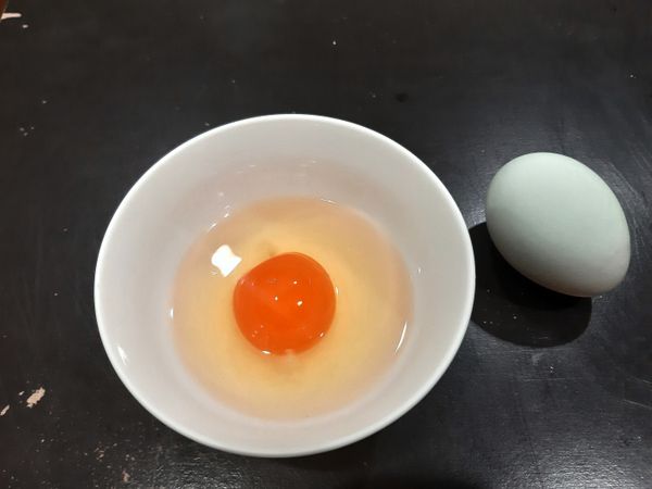 生鹹蛋是靈魂，最好用生鹹蛋，市面難買，可以自己做，用鴨蛋醃製一個月。
先試試蛋液鹹度，通常要很鹹，若不够鹹，稍後需加鹽巴。