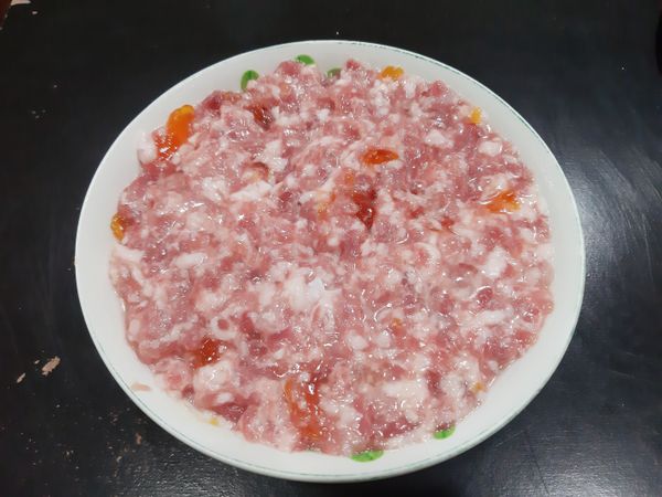 將絞肉與鹹蛋均勻抓拌，若剛才試鹹蛋時不夠鹹，則此時再加適量鹽。