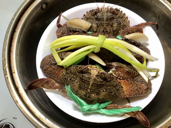 石蟳洗淨，放入薑片、青蔥、酒、水 、冰糖