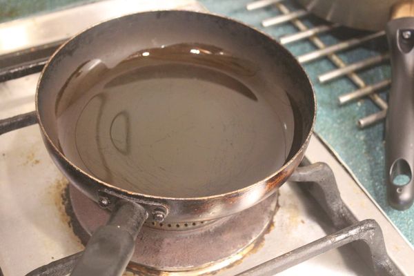 小平底鍋放入稍多的油潤鍋。