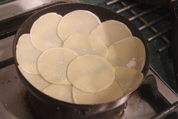 依序擺入一層水餃皮。水餃皮邊緣要高一些接近鍋緣。