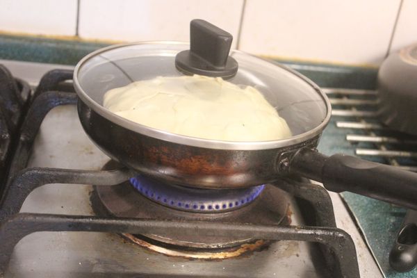 轉微小火，蓋蓋，煎十分鐘。