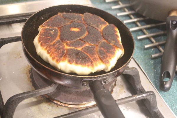 煎好後用盤子翻轉，翻面入鍋。雖然是小火，還是有些過焦。覺得煎第一面時可以在半途加入約30CC的水來蒸煎，應該就不會太焦，餃子熟度也會更好。