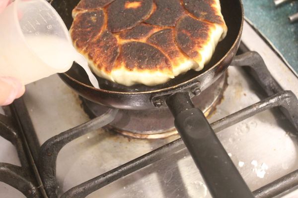 翻面後，再加入一些油和50CC的水或麵粉水。