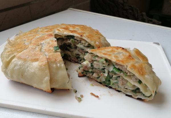 口感和水餃、煎餃都不同，皮酥內軟，好吃，也是另類的詮釋。