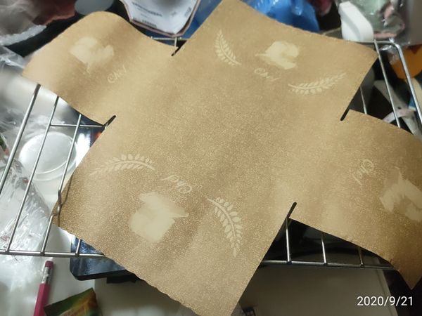 這次不想裁紙也不想摺紙
直接使用現成裁好的吐司模烘焙紙