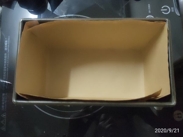 只要稍微摺一下
就可以放入吐司烤模中了
還蠻方便的
只是價錢當然有小貴喔！