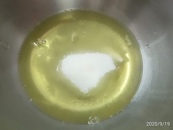 準備打發蛋白霜
蛋白是5顆量
糖，全部直接加入
少許檸檬汁(可略)