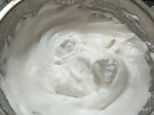 蛋白霜不要打太硬
會不好拌合喔！
而且烘烤時
表面會容易裂開