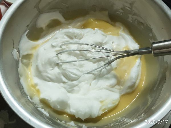 先約取1/3量的蛋白霜
與蛋黃糊鍋拌合
拌至看不到蛋白霜