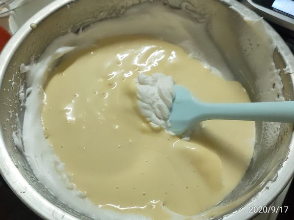 接著將蛋黃糊倒入蛋白霜裡