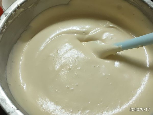 輕柔且快速的拌勻
不過過度的攪拌
以免嚴重消泡
Tips
攪拌過程如果發現
蛋白霜不好拌開
就是蛋白霜打的太硬了