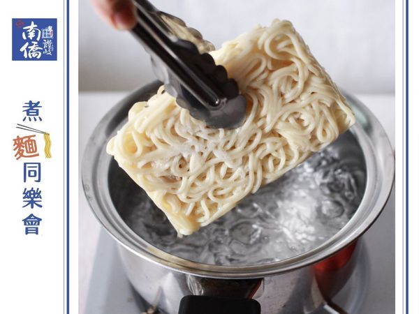 將冷凍庫取出皇家義大利麵（免解凍），滾水覆熱，待麵體散開瀝乾，即可起鍋備用