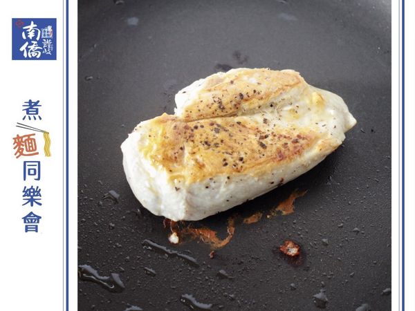 將蘑菇切片、蒜頭切末及洋蔥切絲，雞胸肉兩面灑上鹽與黑胡椒粉醃製後，煎至兩面金黃後取出備用