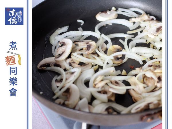 熱油鍋，炒香蒜泥後放入蘑菇煸炒至金黃，再放洋蔥絲和百里香，加入鹽、黑胡椒和白酒調味
