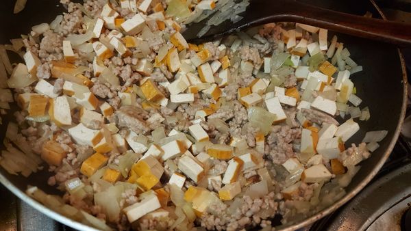 接著將豆干丁也倒進鍋中，炒到微焦