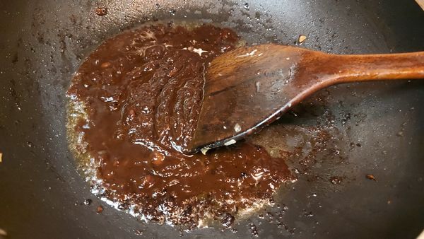 鍋中倒進油，將甜麵醬跟豆瓣醬炒過才會香