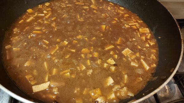 倒入高湯或水來熬煮