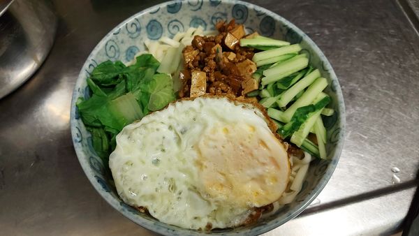 麵條煮熟盛碗，淋上炸醬，放上小白菜，小黃瓜絲，雞蛋就完成了