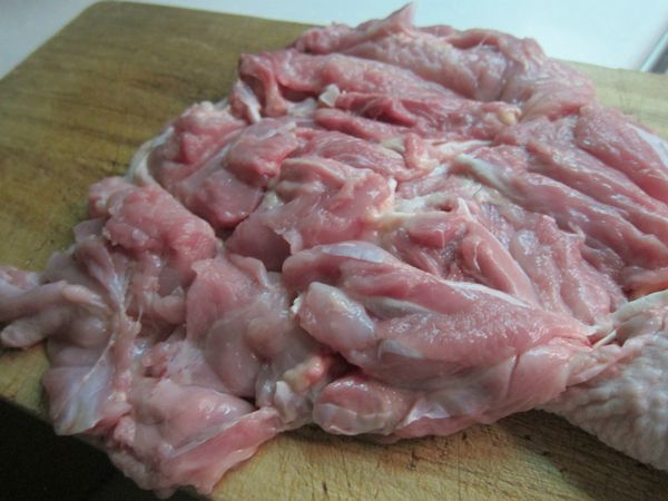 去骨的仿土雞腿洗淨，紙巾吸掉水分，先將雞腿肉捶鬆，再以逆紋在肉較厚的地方畫幾刀(不切斷)。以少許鹽均勻塗抹稍醃入味。