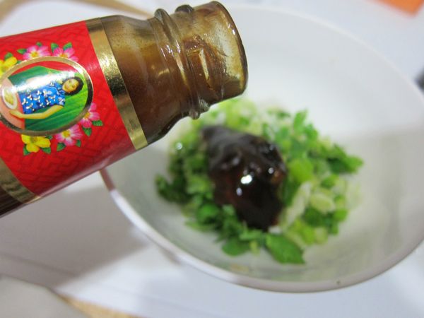 一一加進[醬料A]的部分，拌勻成【李錦記舊庄特級蠔油】特調醬料。李錦記創建至今125年！「李錦記舊庄特級蠔油」掌握蠔油頂級祕方，堅持採用上等鮮蠔提煉，確保每一滴都是精華所在，鮮蠔味濃郁，至鮮至純，堪稱蠔油之極品。