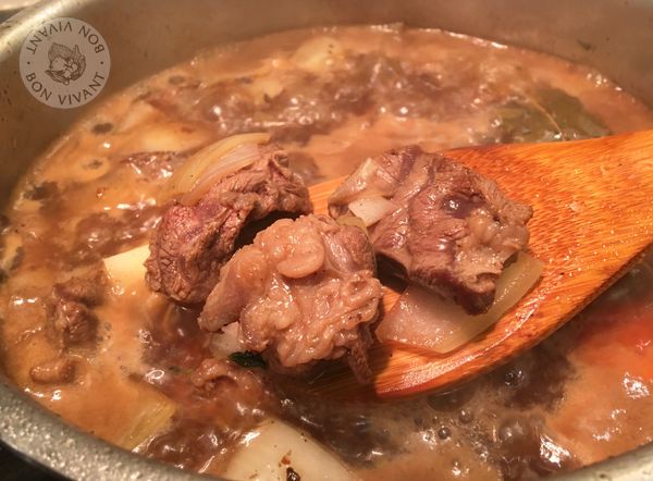 加水、醬油、葡萄酒醋，小火燉煮約40分鐘，裝盤完成。