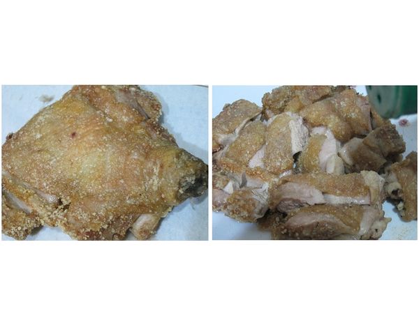 (雞皮朝上)切成適當大小，均勻撒上一層白胡椒，再鋪上切成小塊的小蕃茄。