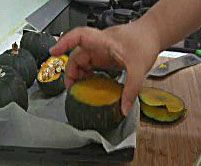 將烤熟的南瓜取出烤箱後,將上方切掉約2-3公分, 盡量切到看到籽,方便將果肉和南瓜籽分別取出