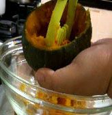 再將南瓜肉也挖出, 挖取南瓜肉時, 請留約0.5-1cm 的果肉
(依南瓜大小而定)