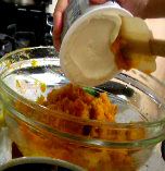 將取好的南瓜肉壓成泥, 再拌入Cream Cheese, 比例是1比1.5, 1份的南瓜肉1.5份的cream cheese拌勻