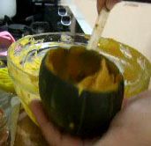 拌勻後先加入紅糖,依據自己喜歡的甜度加, 拌好後再加入肉桂粉適量. 肉桂粉可依據個人喜好加或不加都可. 將拌好的餡料回填到南瓜裡