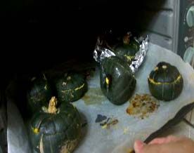 把填滿餡料後的南瓜放回烤箱再烤15分鐘150度,