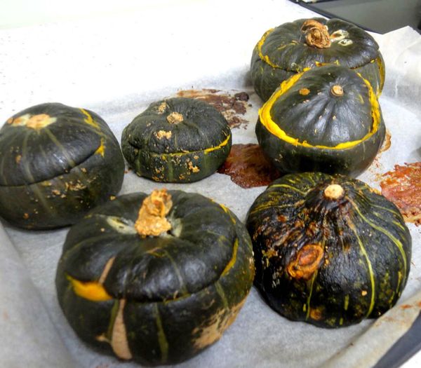 烤好後放涼,保鮮膜包好後, 放入冰箱冷藏約8小時, 放隔夜更好吃