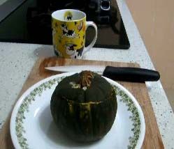 來切南瓜派囉~要切時請先準備一杯熱開水