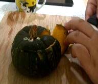 要切時先將刀浸入熱開水中,避免餡料沾附刀面