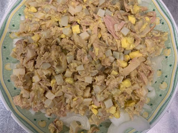 25分後將洋蔥從冰箱拿出並將水滴乾，鋪在盤底，將拌好的鮪魚茶葉蛋鋪在洋蔥上方，就完成了。