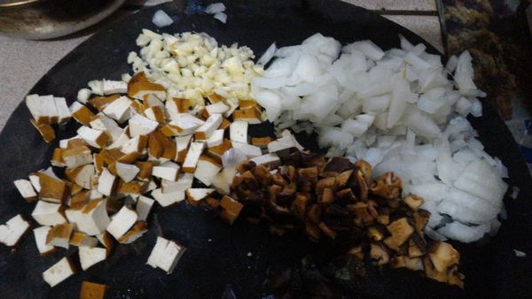 香菇泡水切丁，蒜切末，豆干切丁，洋蔥切丁