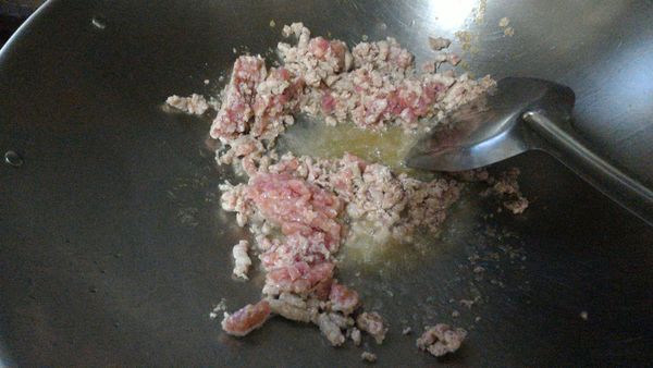 鍋入油，下絞肉炒翻白