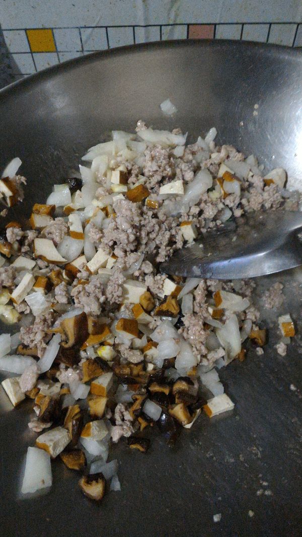 下豆干丁，洋蔥丁，蒜未，香菇丁抖拌炒