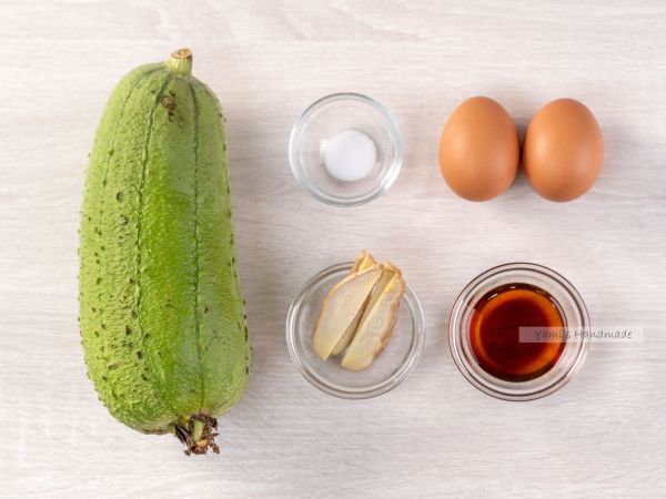 準備好麻油絲瓜炒蛋的所有材料