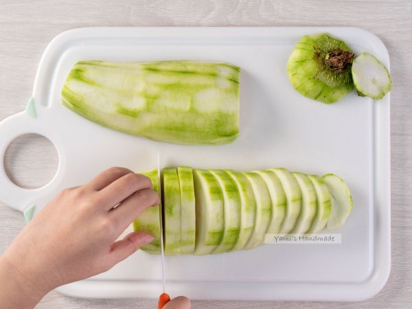 將絲瓜削皮，去除頭尾後切塊