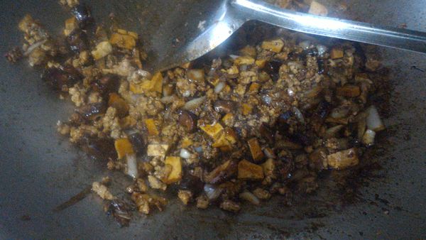 下香油，醬油膏，烤肉醬，辣豆辦醬拌炒