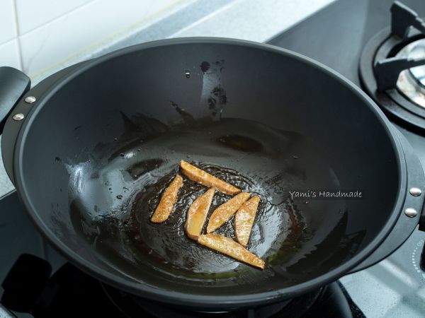 再放入半大匙麻油，放入薑片煸香