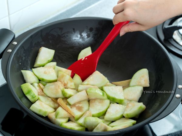 再放入絲瓜拌炒至微微變軟