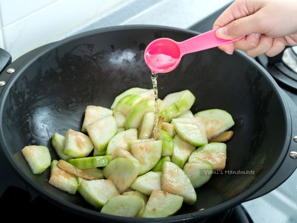 加入 1.5 大匙的水，幫助絲瓜軟化