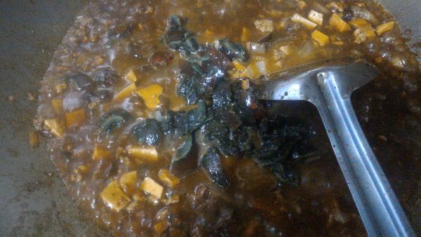 下適量香菇水，皮蛋丁拌煮