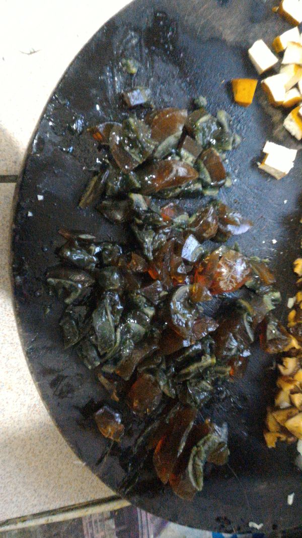 皮蛋煮過，蛋黃凝固，切丁
