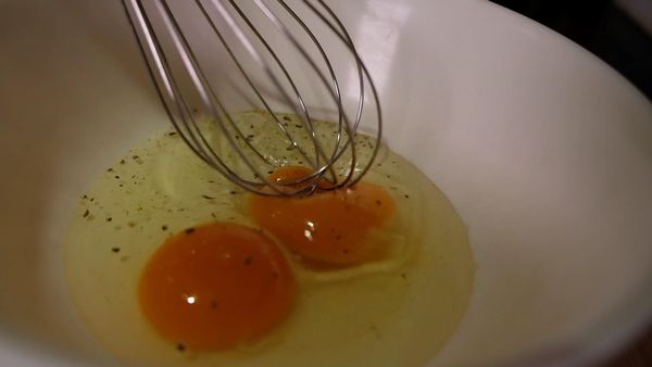 雞蛋調味，打勻，備用